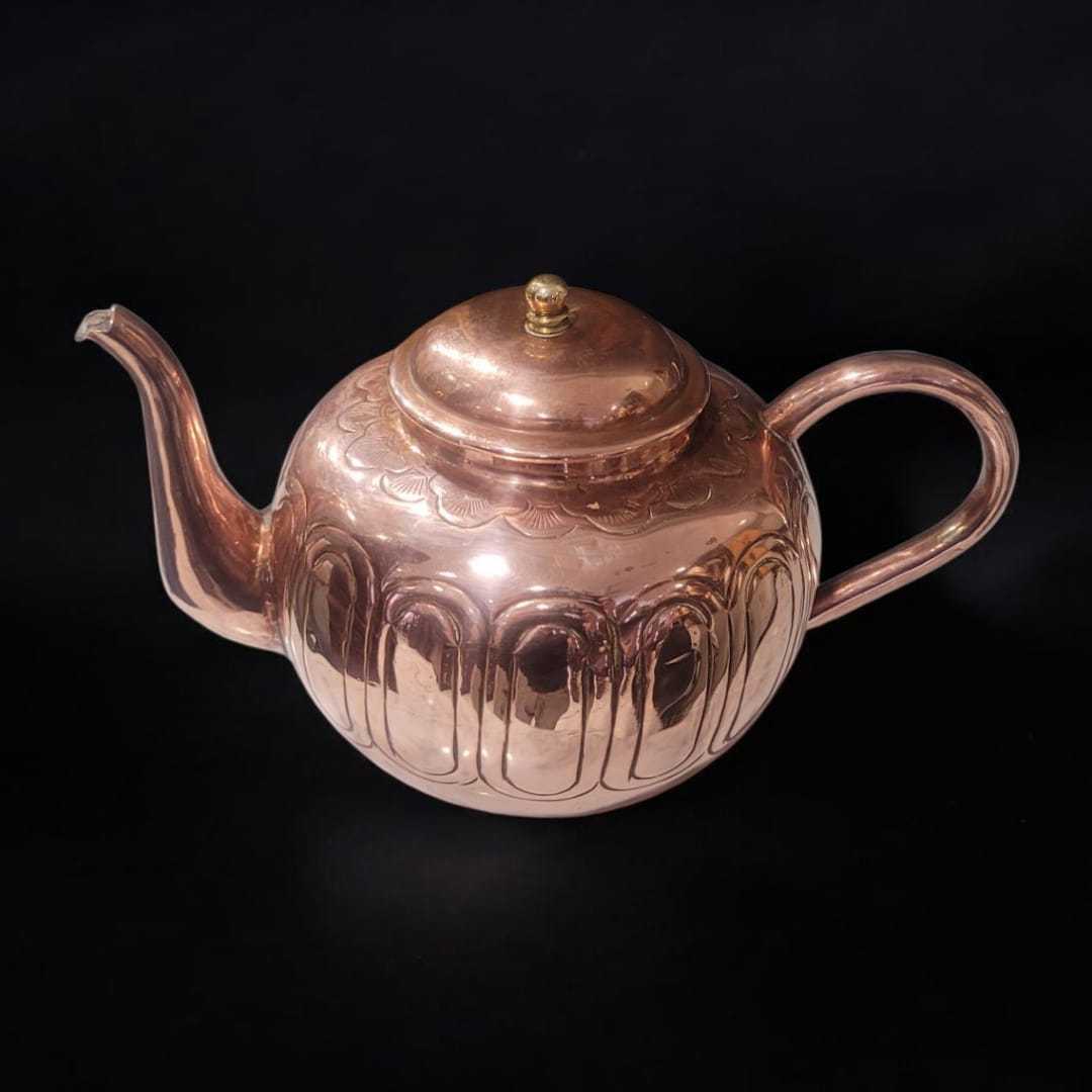 Vista superior de la Tetera de Cobre Antibacteriana con tapa dorada, ideal para coleccionistas y decoración de interiores con estilo retro.