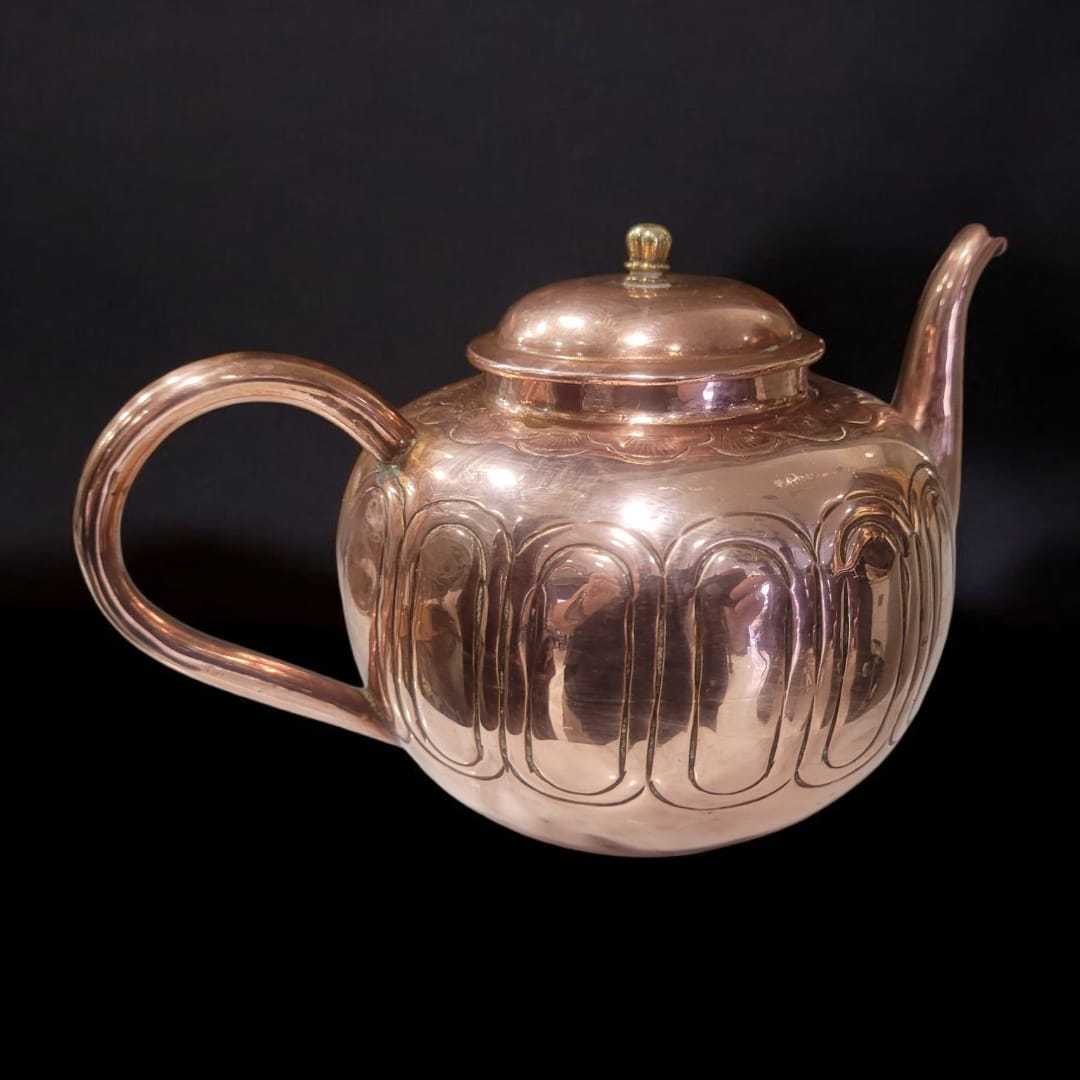 Perfil lateral de la Tetera de Cobre Antibacteriana con asa curva, perfecta para decoración vintage en cocinas o salones clásicos.