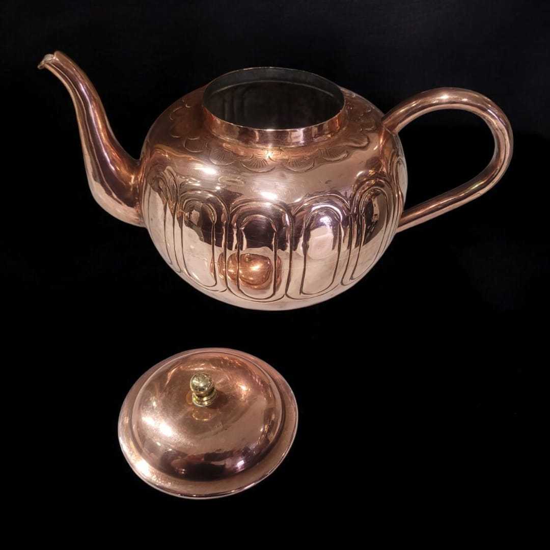 Tetera de Cobre Antibacteriana abierta mostrando su interior, pieza decorativa única para el hogar con diseño artesanal y elegante.