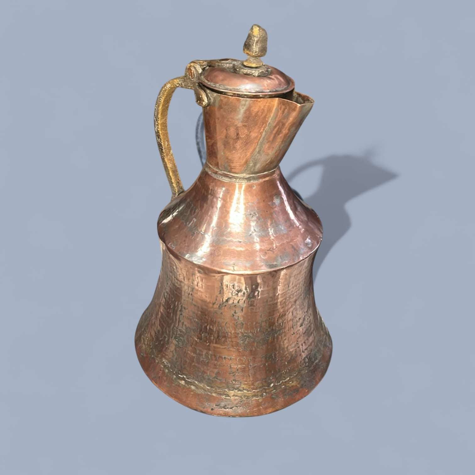 Su silueta estilizada, el vertedor pronunciado y la tapa articulada con cierre original ref