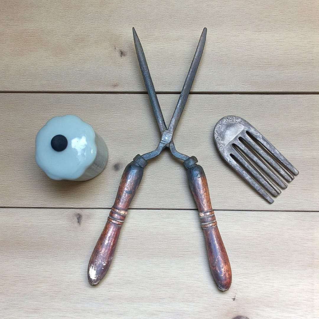 Tijera antigua para tirabuzones o encañonar en hierro forjado.