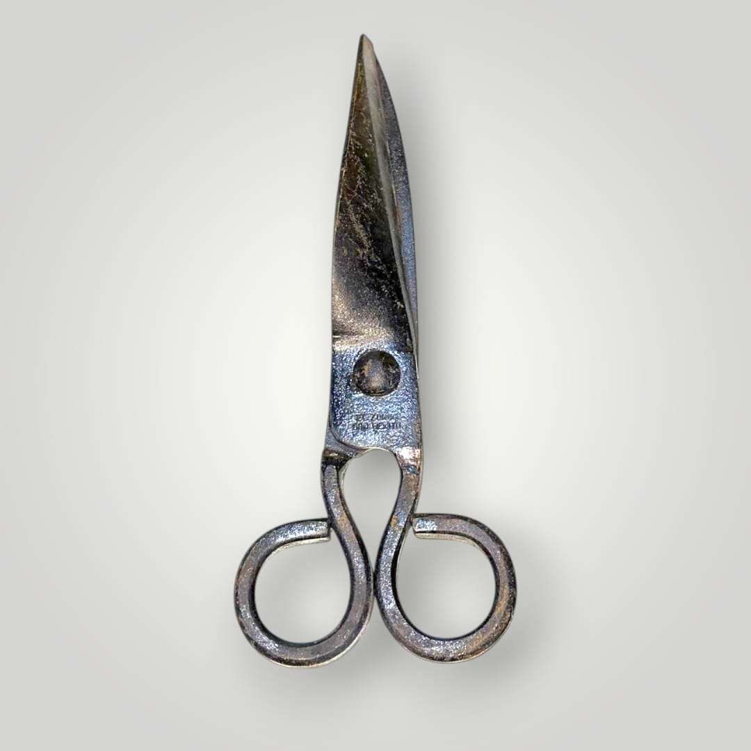 Tijera antigua de pelar bestias vista lateral completa