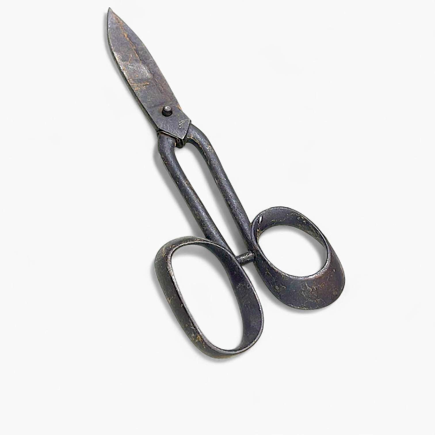 Vista superior de tijeras antiguas de sastre en acero.