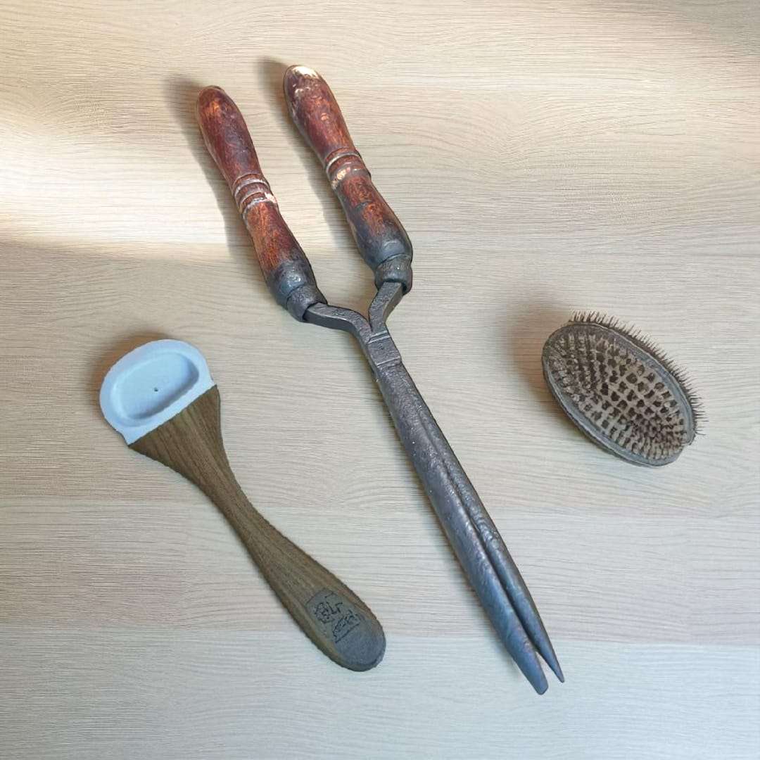 Tijera antigua para tirabuzones o encañonar en hierro forjado.