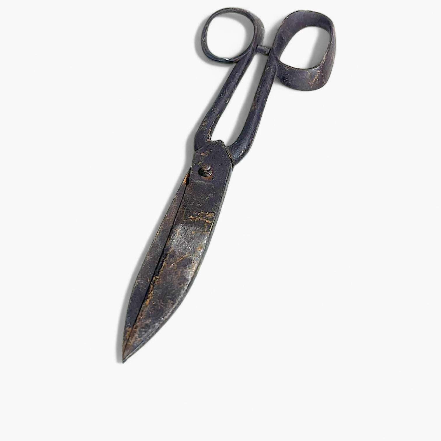 Vista lateral de tijeras de sastre con pátina original.