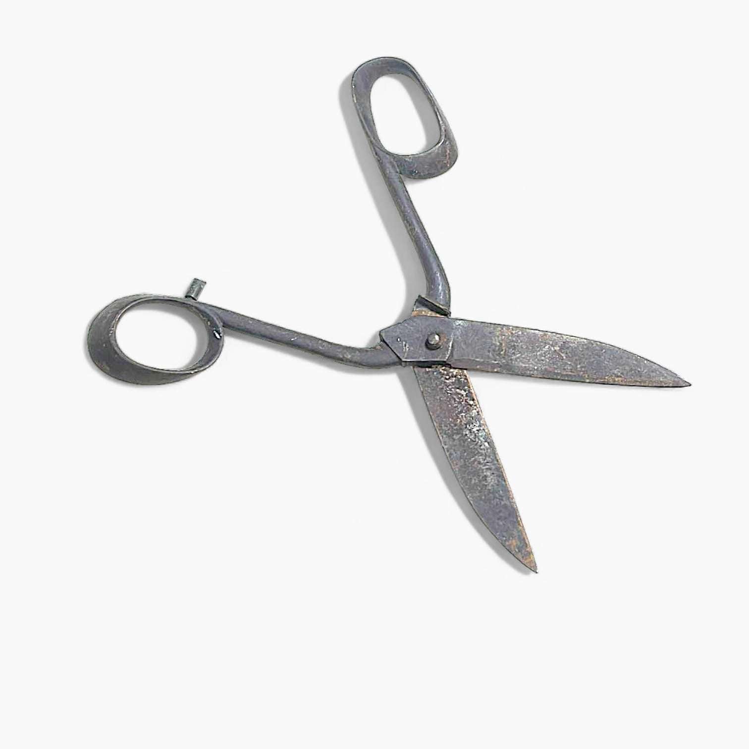 Detalle del filo de acero envejecido de las tijeras antiguas.