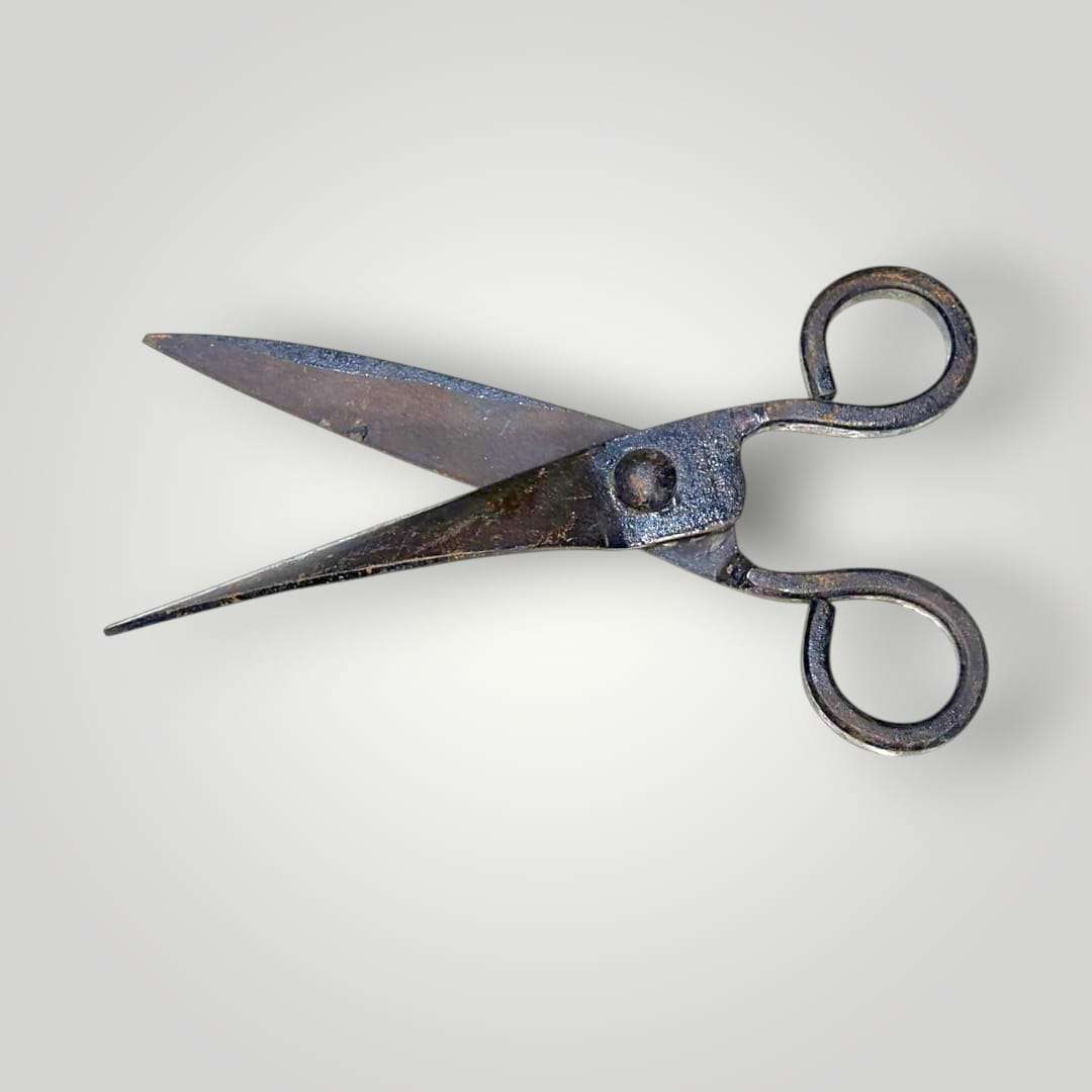 Tijera antigua de pelar bestias vista frontal