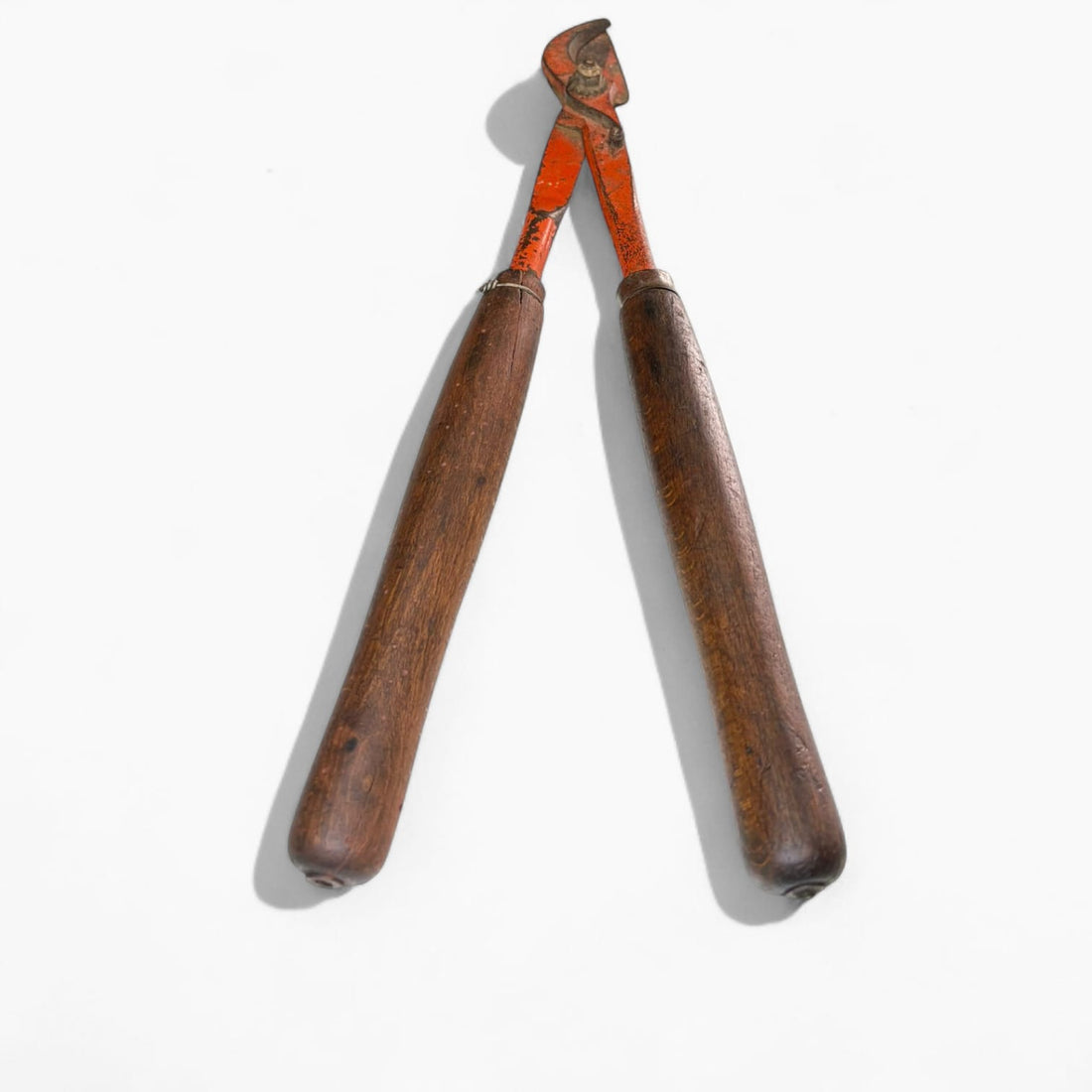 La antigua tijera de podar de mano es mucho más que una simple herramienta: es un símbolo del trabajo artesanal del campo. 