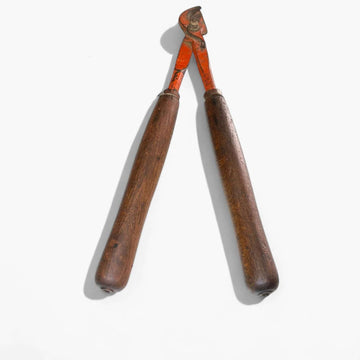 La antigua tijera de podar de mano es mucho más que una simple herramienta: es un símbolo del trabajo artesanal del campo. 