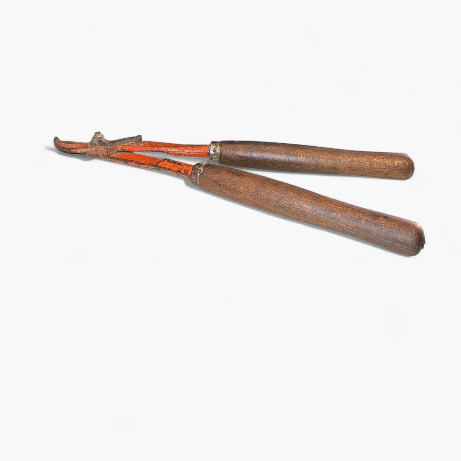 Fabricada íntegramente en acero de gran calidad, esta pieza conserva la esencia de los utensilios rurales que han perdurado con el tiempo por su eficacia y durabilidad.