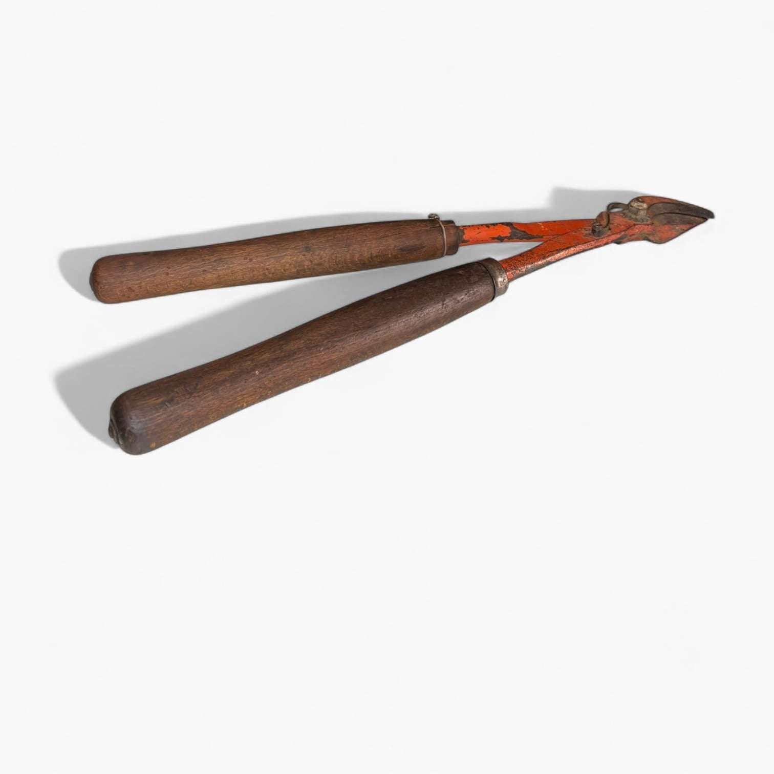 Fabricada íntegramente en acero de gran calidad, esta pieza conserva la esencia de los utensilios rurales que han perdurado con el tiempo por su eficacia y durabilidad.