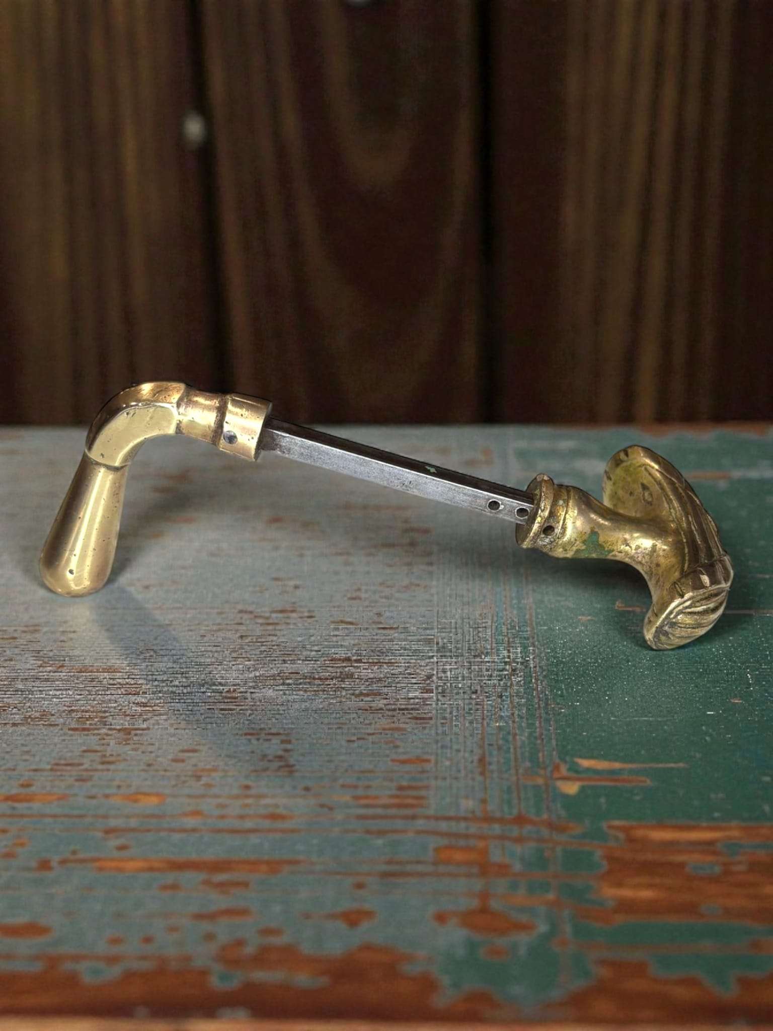  Este tirador de bronce combina estética y durabilidad, siendo ideal para restauraciones, muebles antiguos o 
