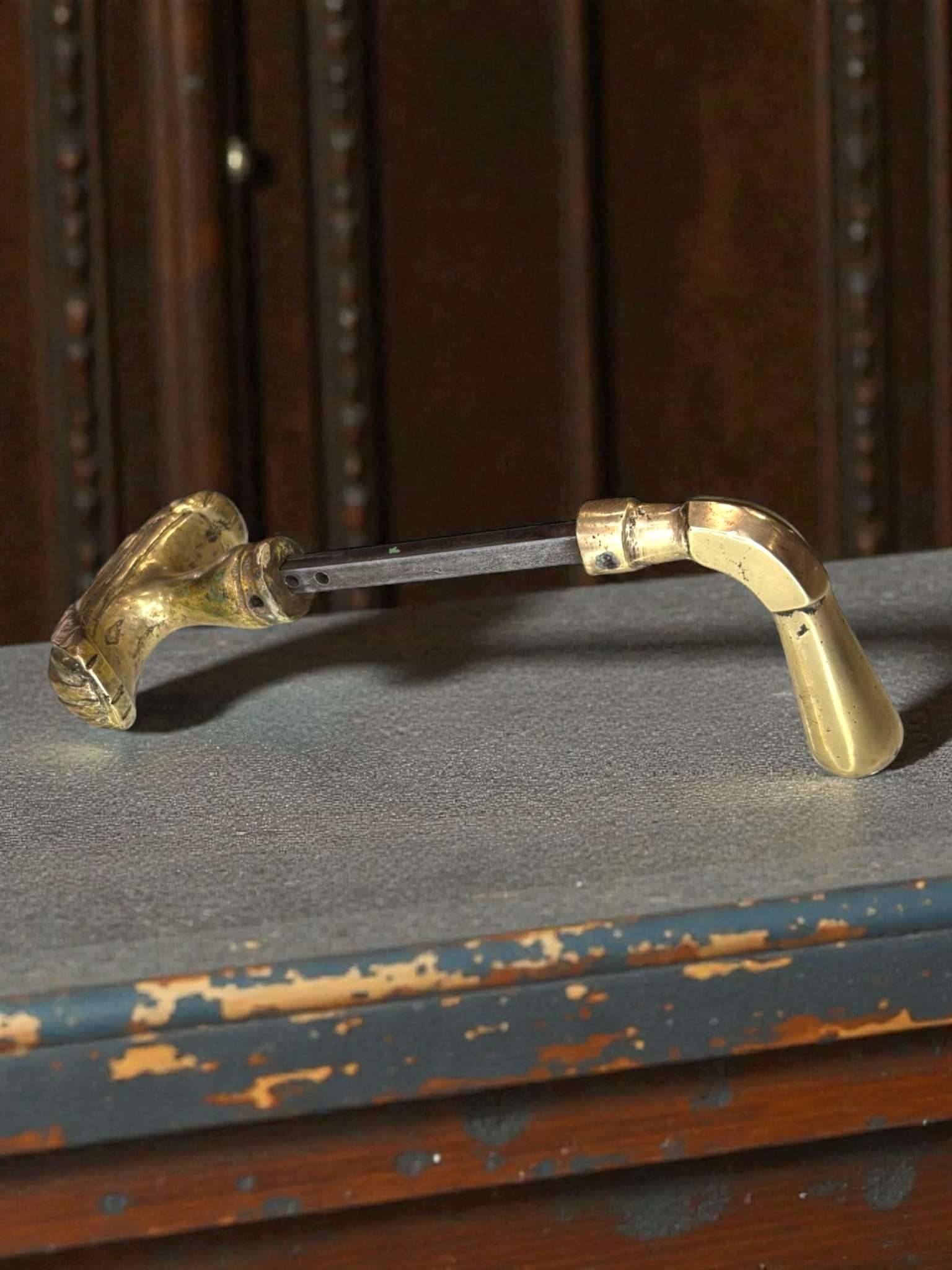 Fabricado en bronce macizo, ofrece un acabado envejecido natural que resalta sus relieves artesanales y la elegancia del estilo europeo tradicional. 