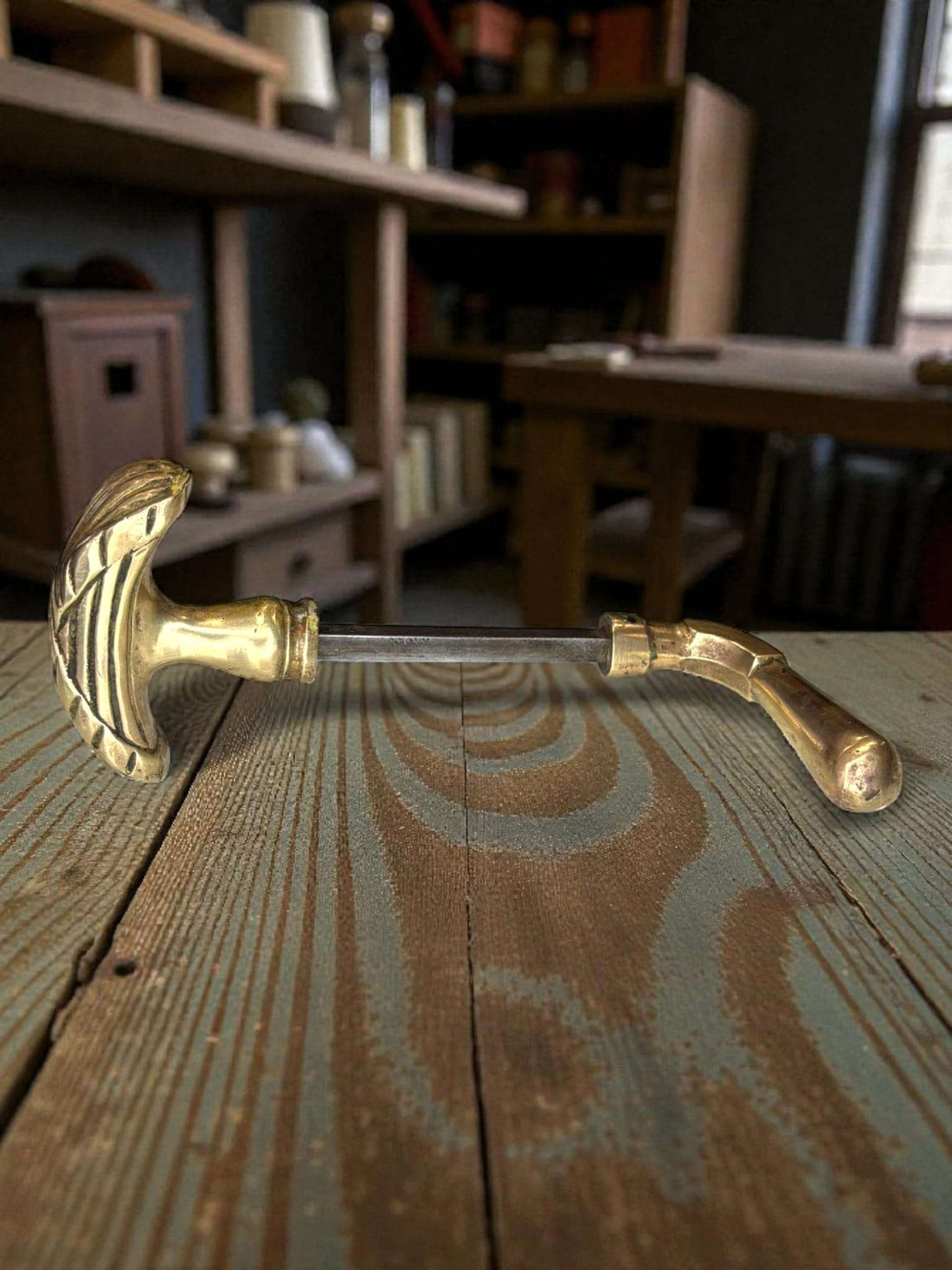 Descubre este tirador de bronce, una pieza decorativa y funcional que destaca por su diseño francés clásico de los años 70. 