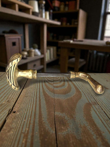 Descubre este tirador de bronce, una pieza decorativa y funcional que destaca por su diseño francés clásico de los años 70. 