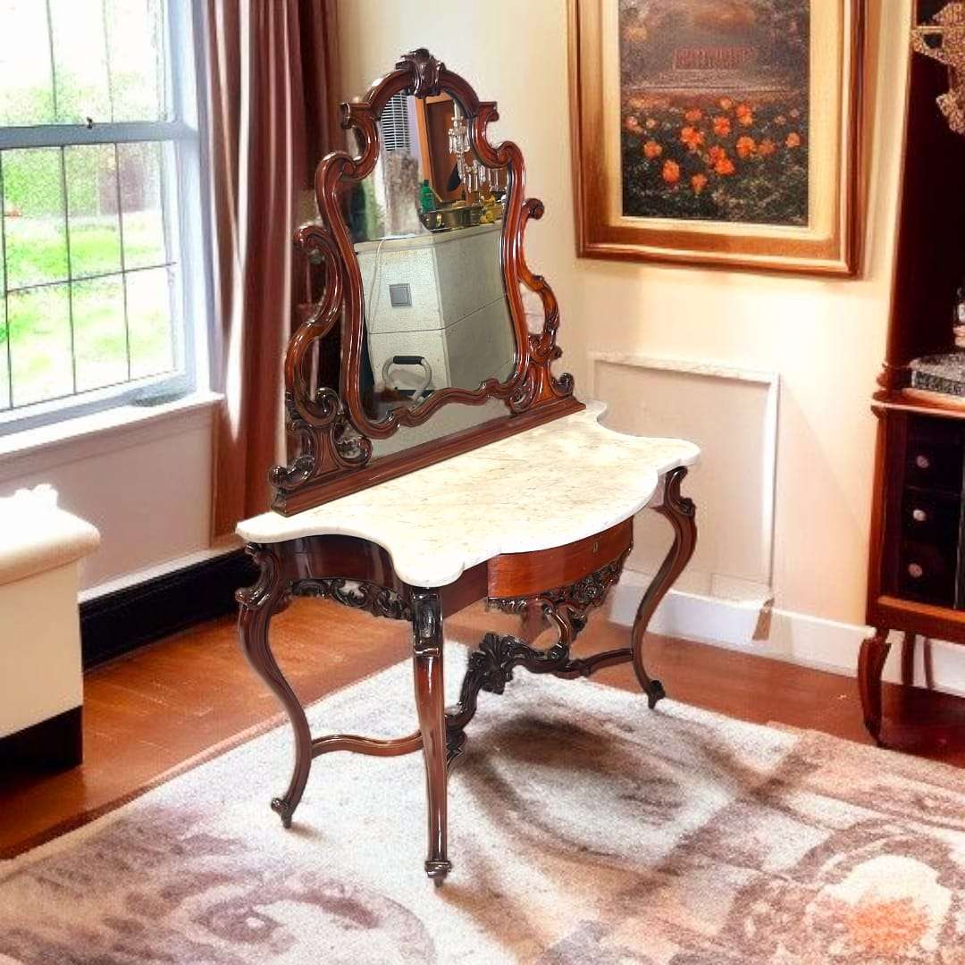 Detalle del espejo basculante con marco ornamentado