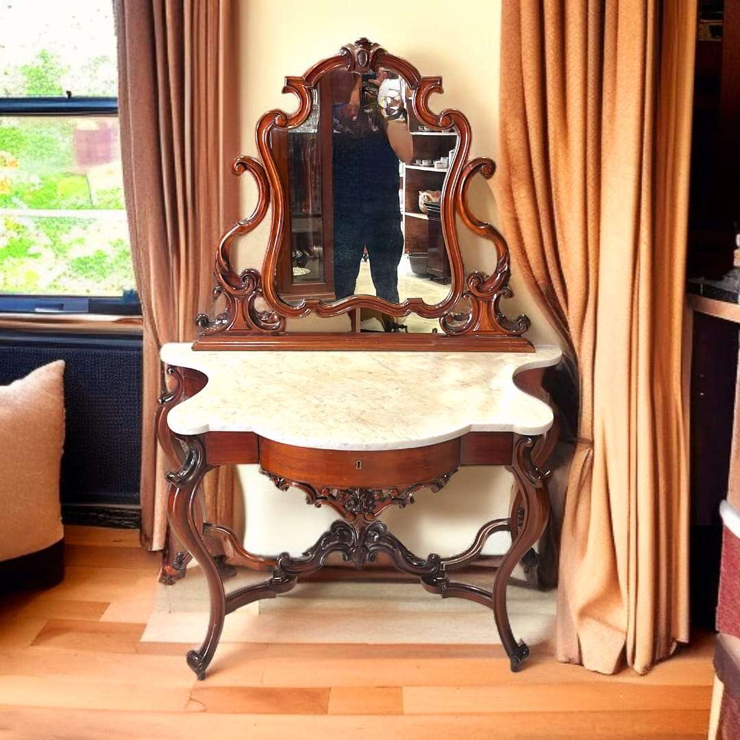 Detalle del espejo basculante con marco ornamentado