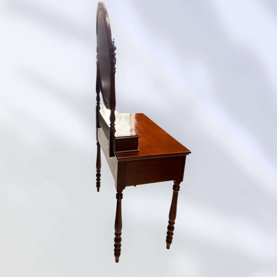 Parte trasera del tocador de caoba con espejo ovalado.