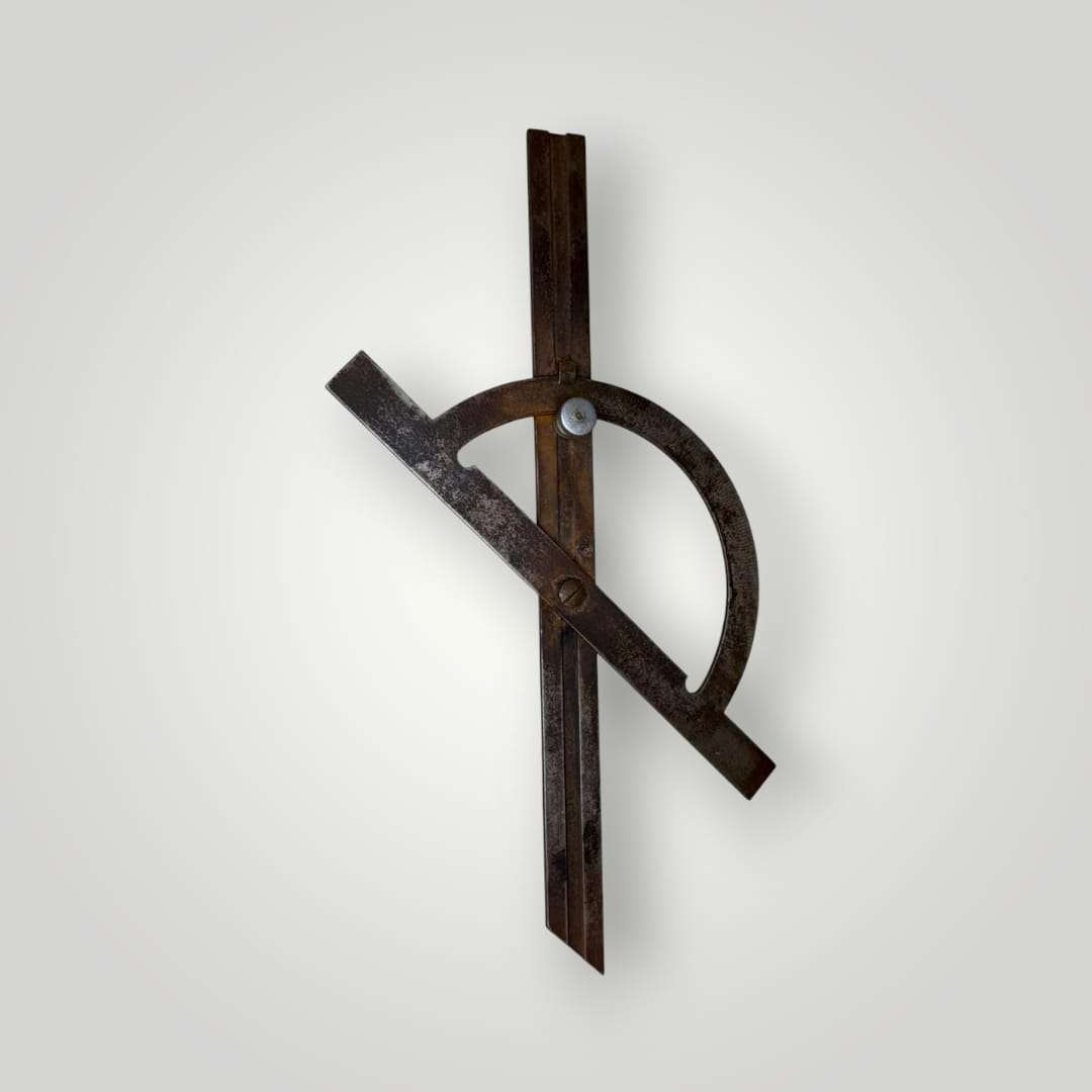 Fabricado en hierro forjado con acabado natural y pátina original, conserva el espíritu de la precisión manual que marcó una época dorada de la ingeniería tradicional.