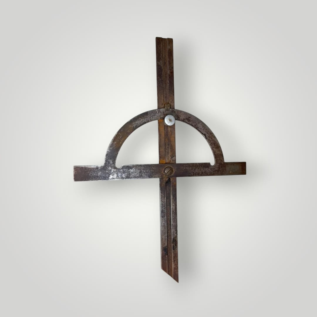 Descubre el encanto y la funcionalidad del transportador de ángulos antiguo, una herramienta que combina historia, técnica y diseño. 