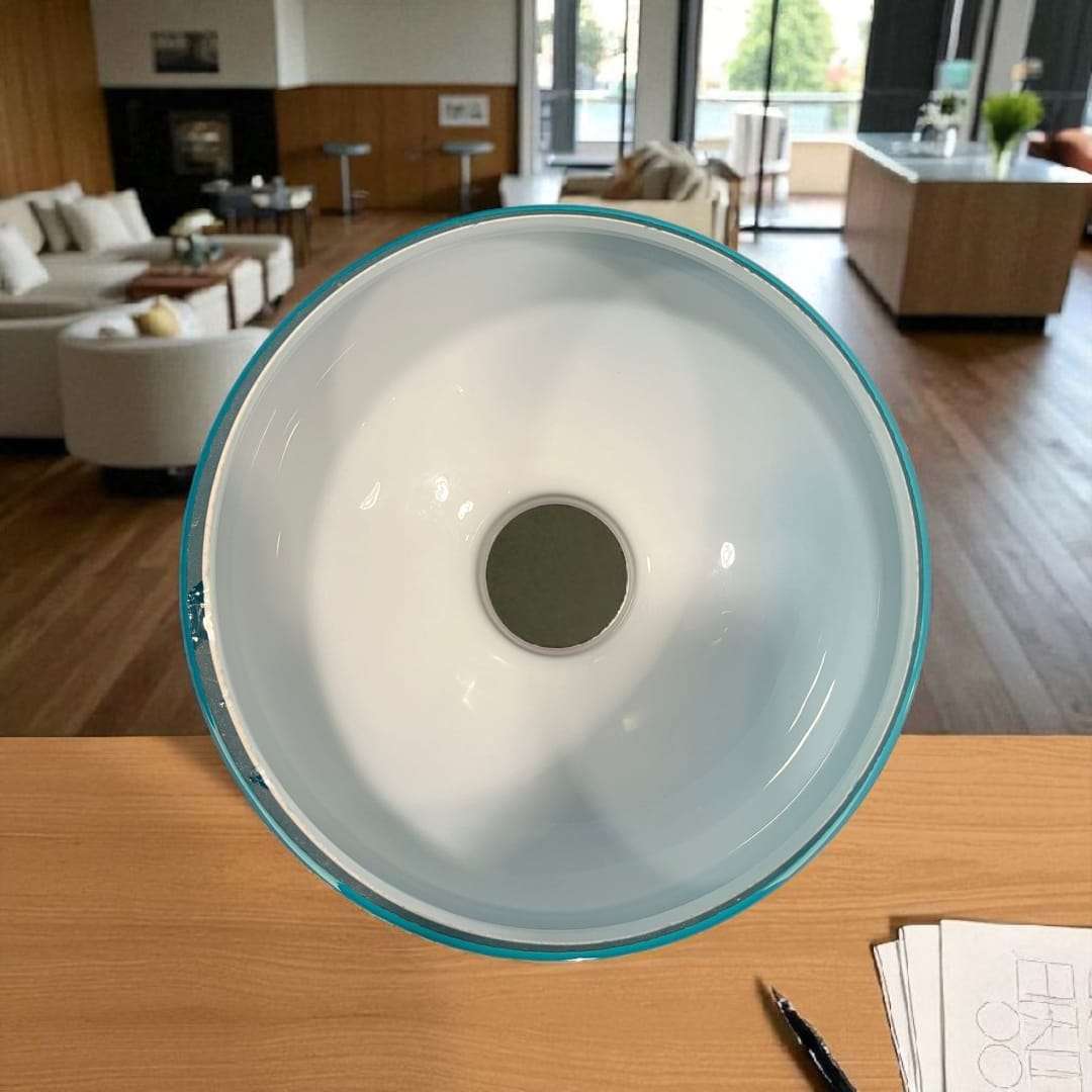 Vista cenital de la tulipa mostrando interior blanco y apertura circular.