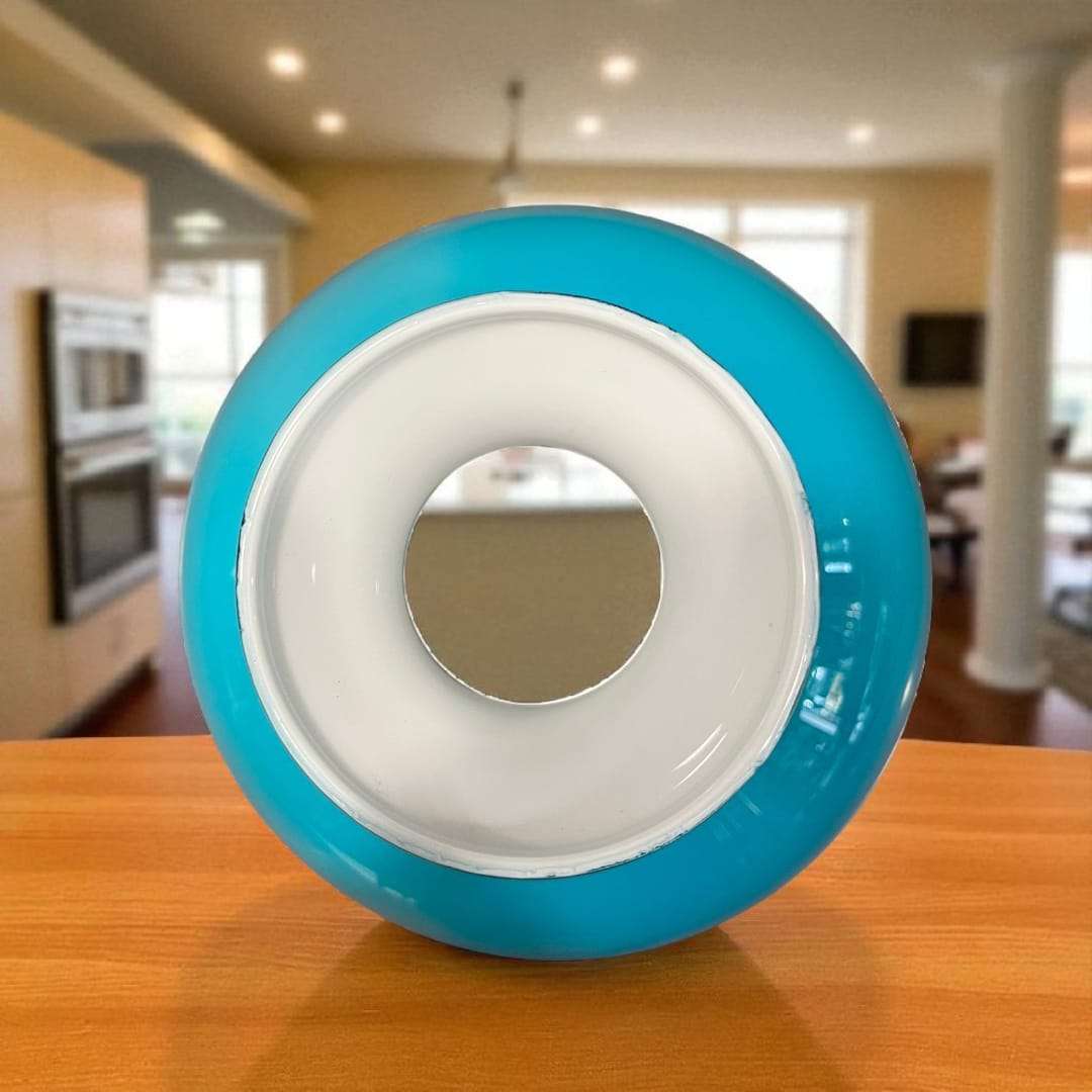 Vista lateral de la tulipa de opalina azul celeste con cuello estrecho.