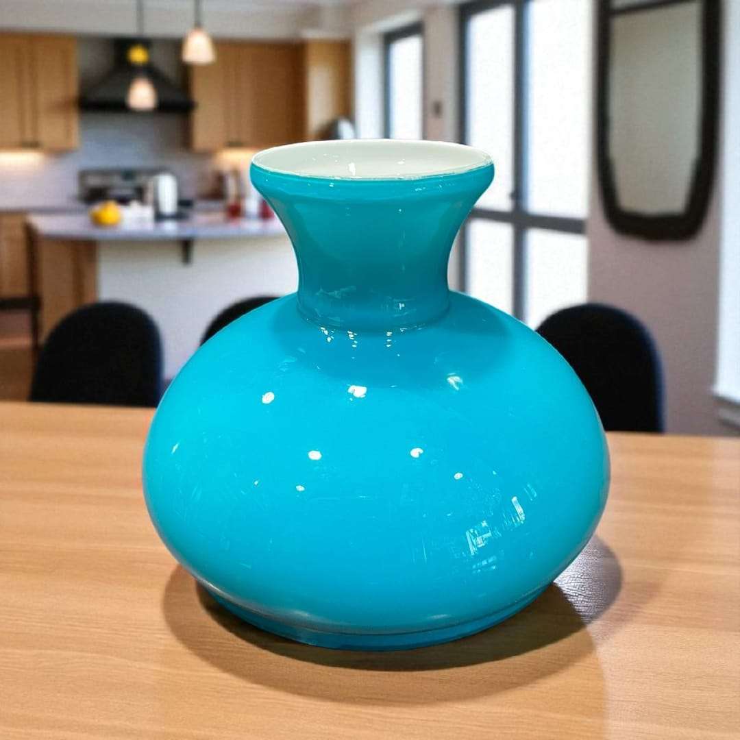 Tulipa de opalina azul celeste vista frontal, diseño redondeado.