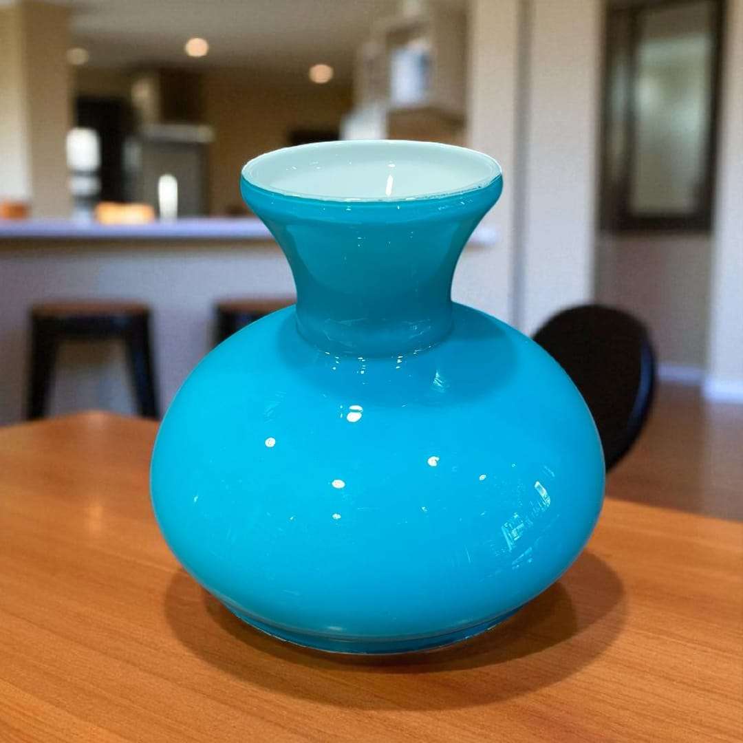 Detalle de la superficie brillante de la tulipa azul celeste.