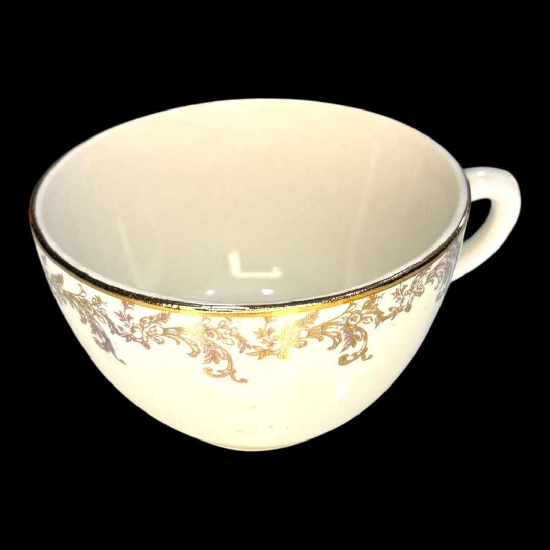 Taza de cerámica Pickman clásico con borde dorado y decoración floral, ideal para desayunos elegantes. Pieza de colección en decoración vintage.