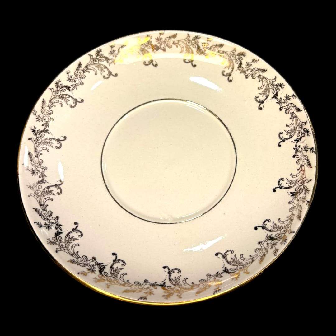 Plato de cerámica Pickman clásico con borde dorado y decoración floral negra, ideal para el set Tu y Yo de desayunos elegantes.