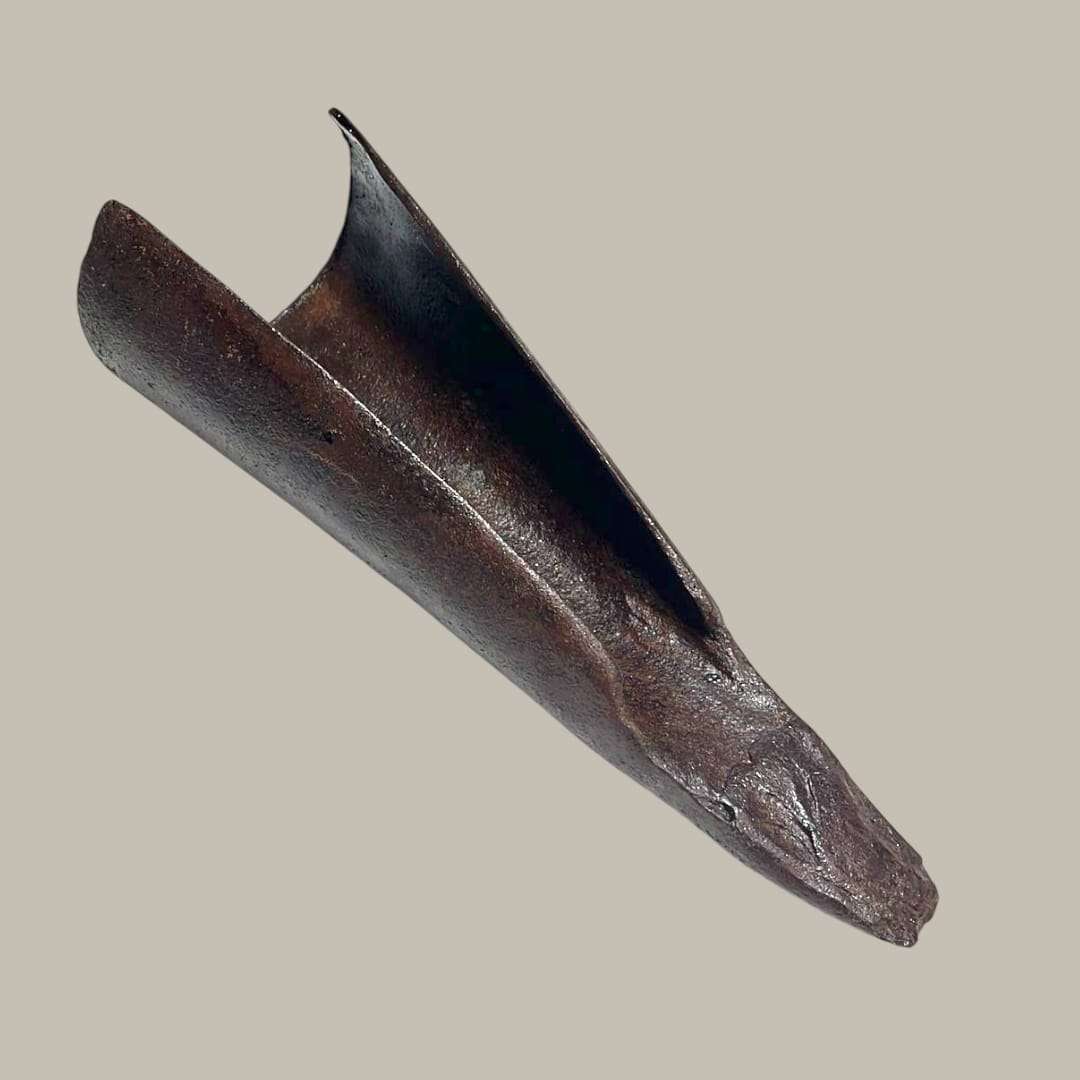 La Uña de arado romano que presentamos es una pieza histórica original, forjada en hierro de manera artesanal y utilizada antiguamente para trabajar y abrir surcos en la tierra.
