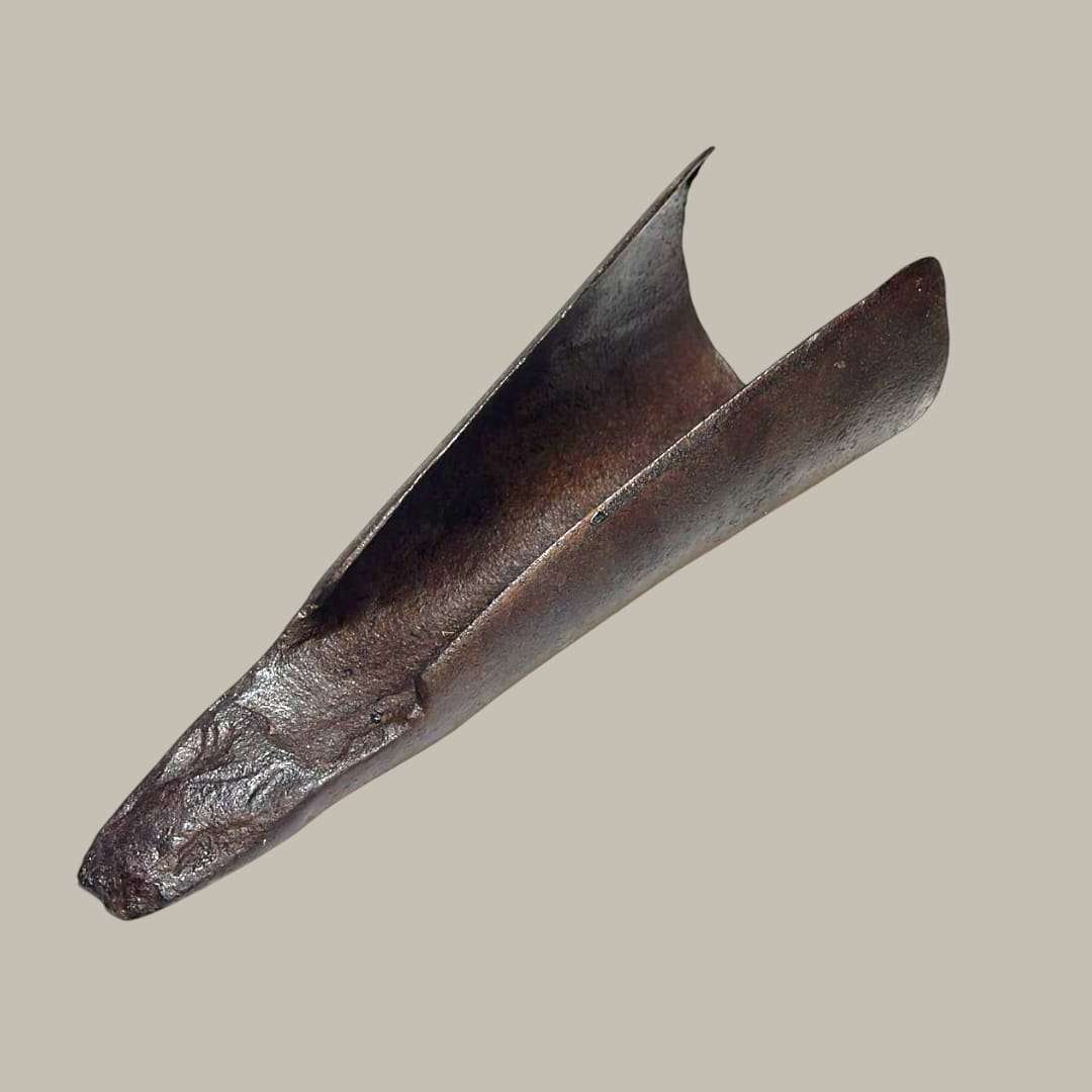  Con unas medidas de 36 x 14 x H11,5 cm , esta Uña de arado romano representa un fragmento auténtico de la agricultura tradicional