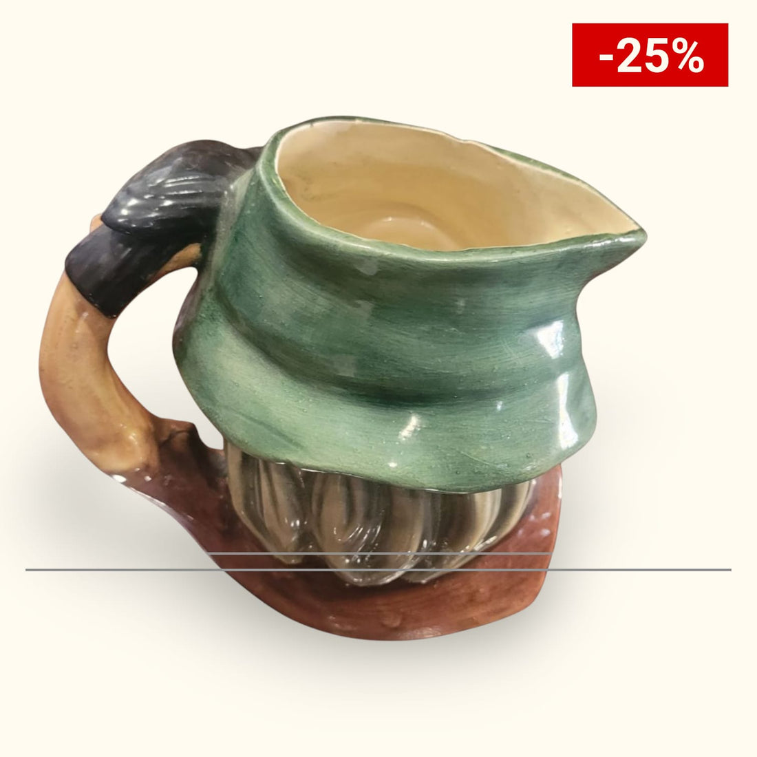 Jarra de porcelana Royal Doulton Rip Van Winkle con diseño detallado de personaje barbudo y sombrero verde. Pieza de colección limitada ideal para decoración.