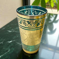 Vaso de té marroquí decorado a mano con detalles dorados y verdes, parte del set de 6 piezas ideal para decoración del hogar.