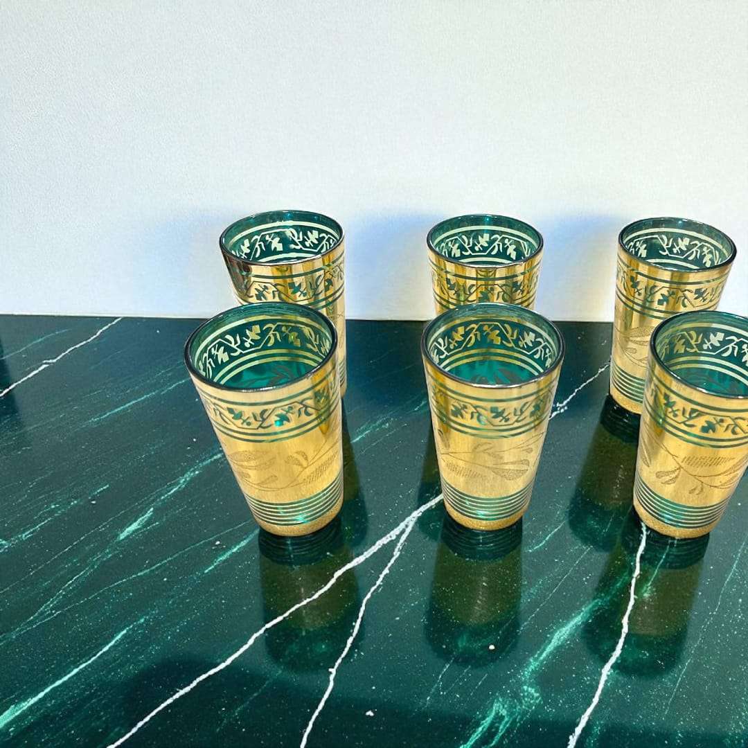 Set de 6 vasos de té marroquíes decorados a mano con diseño dorado y verde, perfectos para servir té o decorar espacios elegantes.