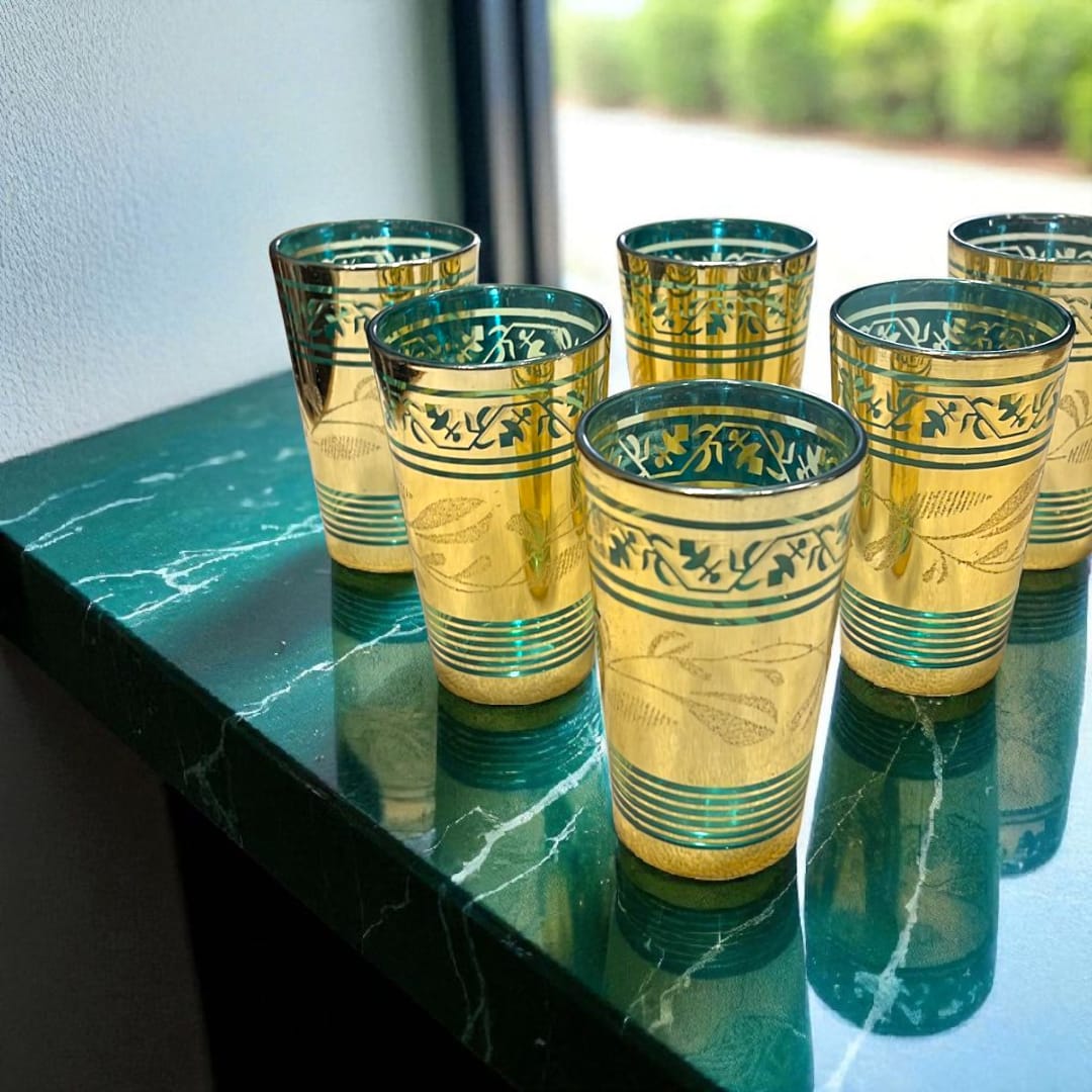Vasos de té marroquíes decorados a mano con acabados dorados brillantes, set de 6 piezas para decoración cultural y sofisticada.