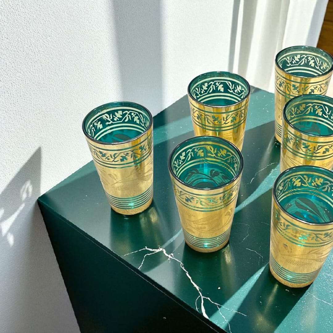 Set de 6 vasos de té marroquíes con diseño artesanal en dorado y verde, ideal para coleccionistas o decoración de interiores.
