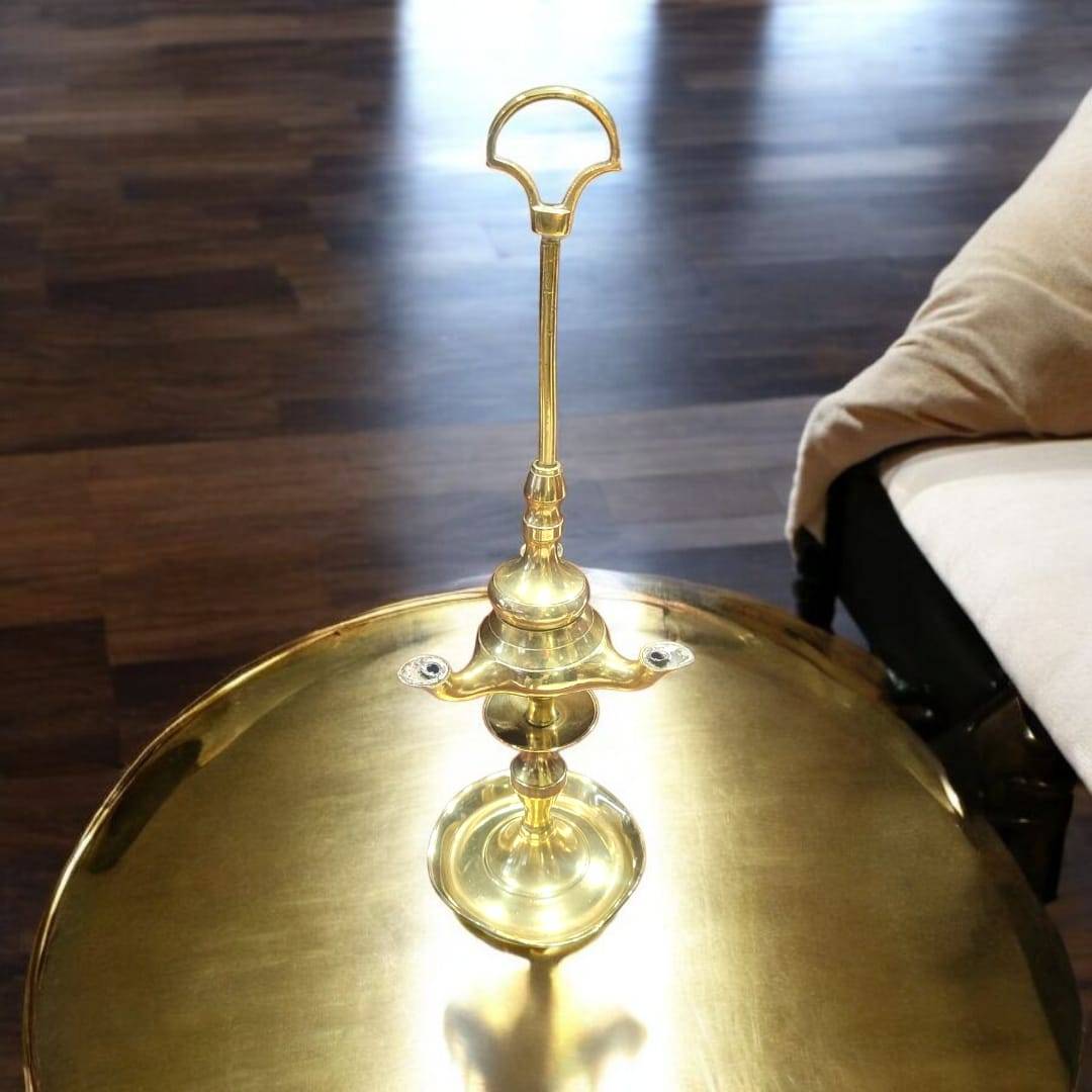 Velón antiguo de aceite de 3 brazos en metal dorado con diseño vintage y acabado brillante, ideal para decoración elegante de interiores.