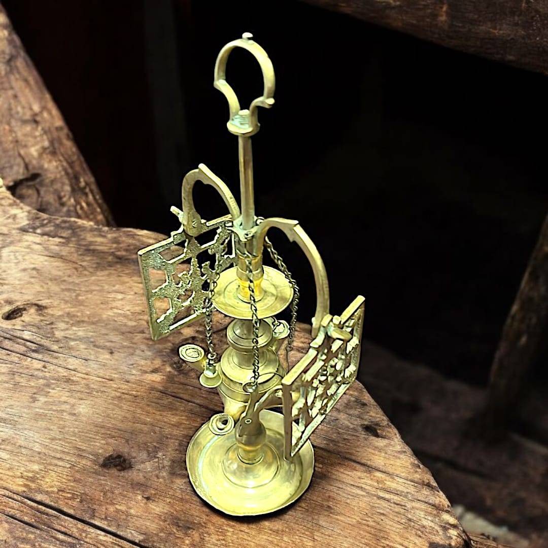Velón pequeño metal con diseño clásico y calado artesanal, ideal para decoración única en interiores rústicos o vintage.