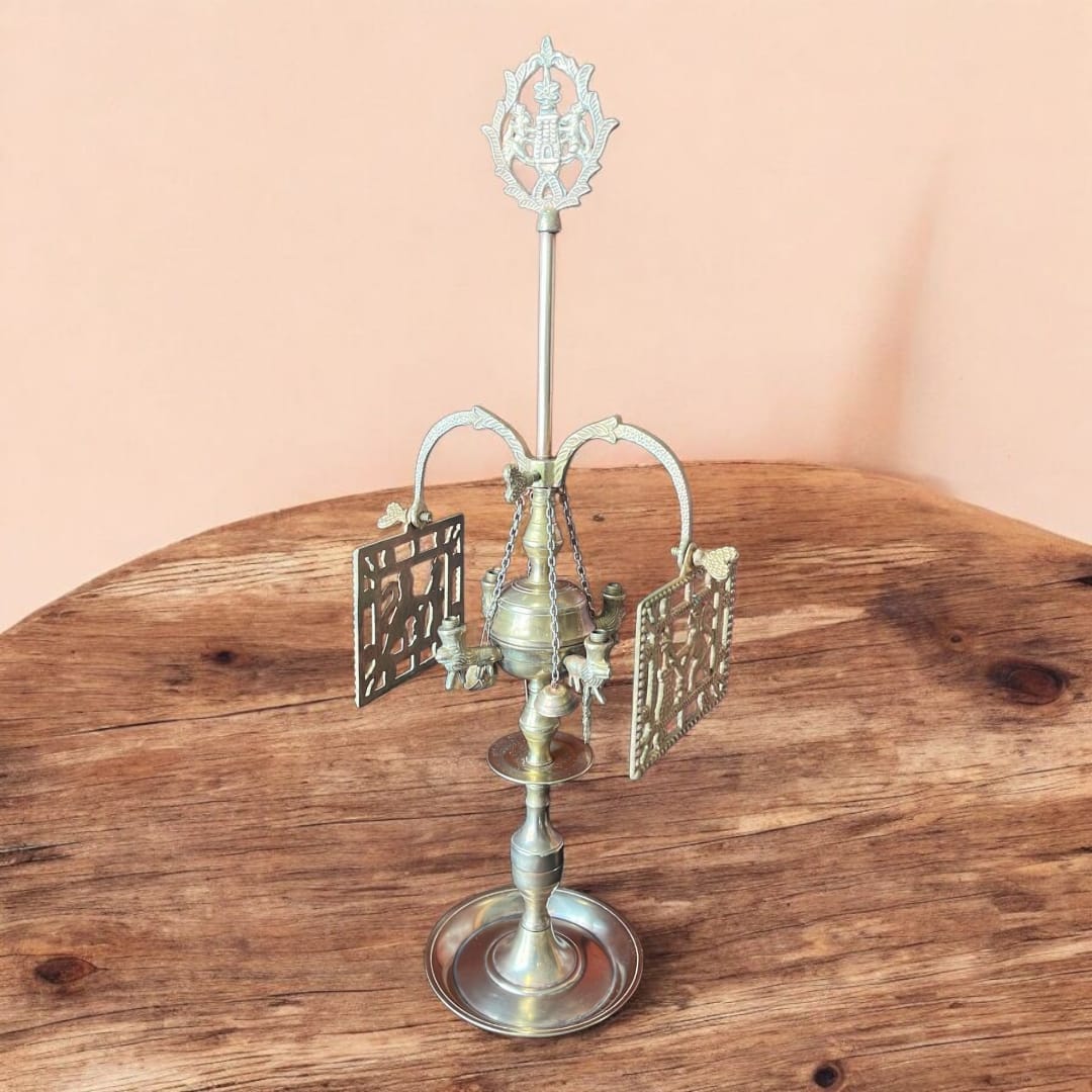 Decoración ritual en forma de velón de metal dorado con detalles simbólicos. Perfecto para colecciones espirituales o decoración temática.