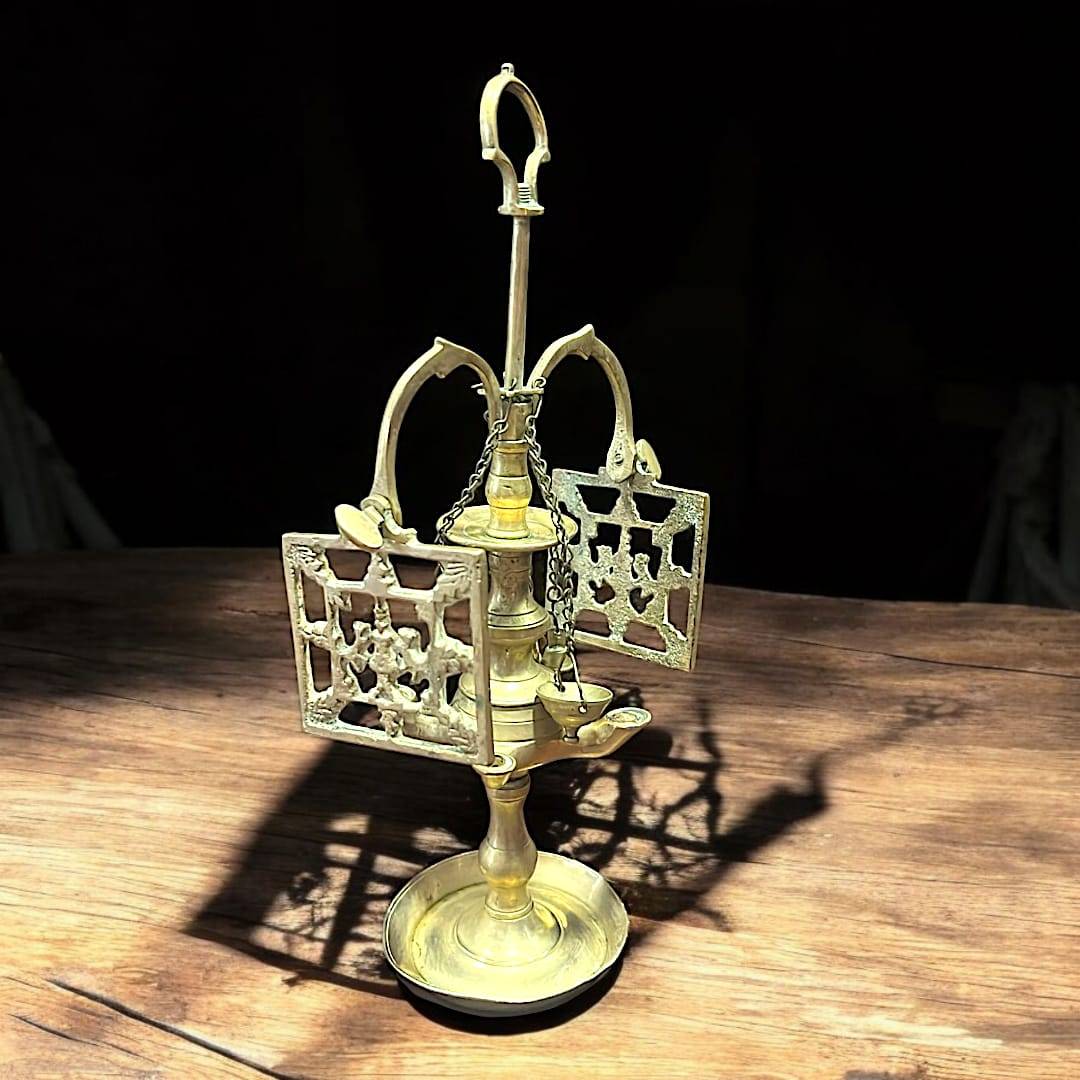 Velón pequeño metal - pieza decorativa funcional con estructura calada, ideal para dar un toque clásico a tu hogar.