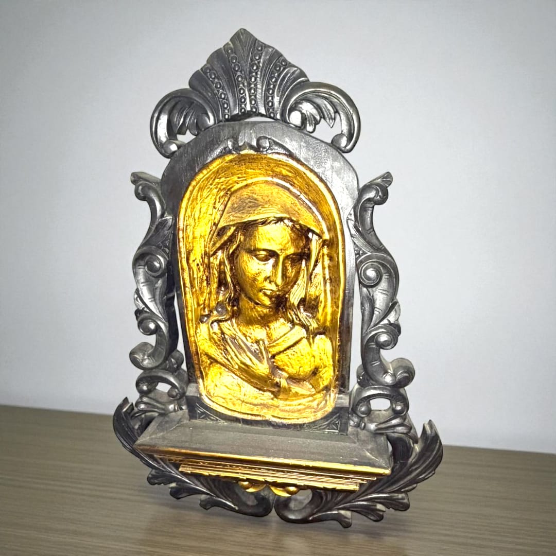 Dolorosa tallada en madera de caoba con detalles dorados.