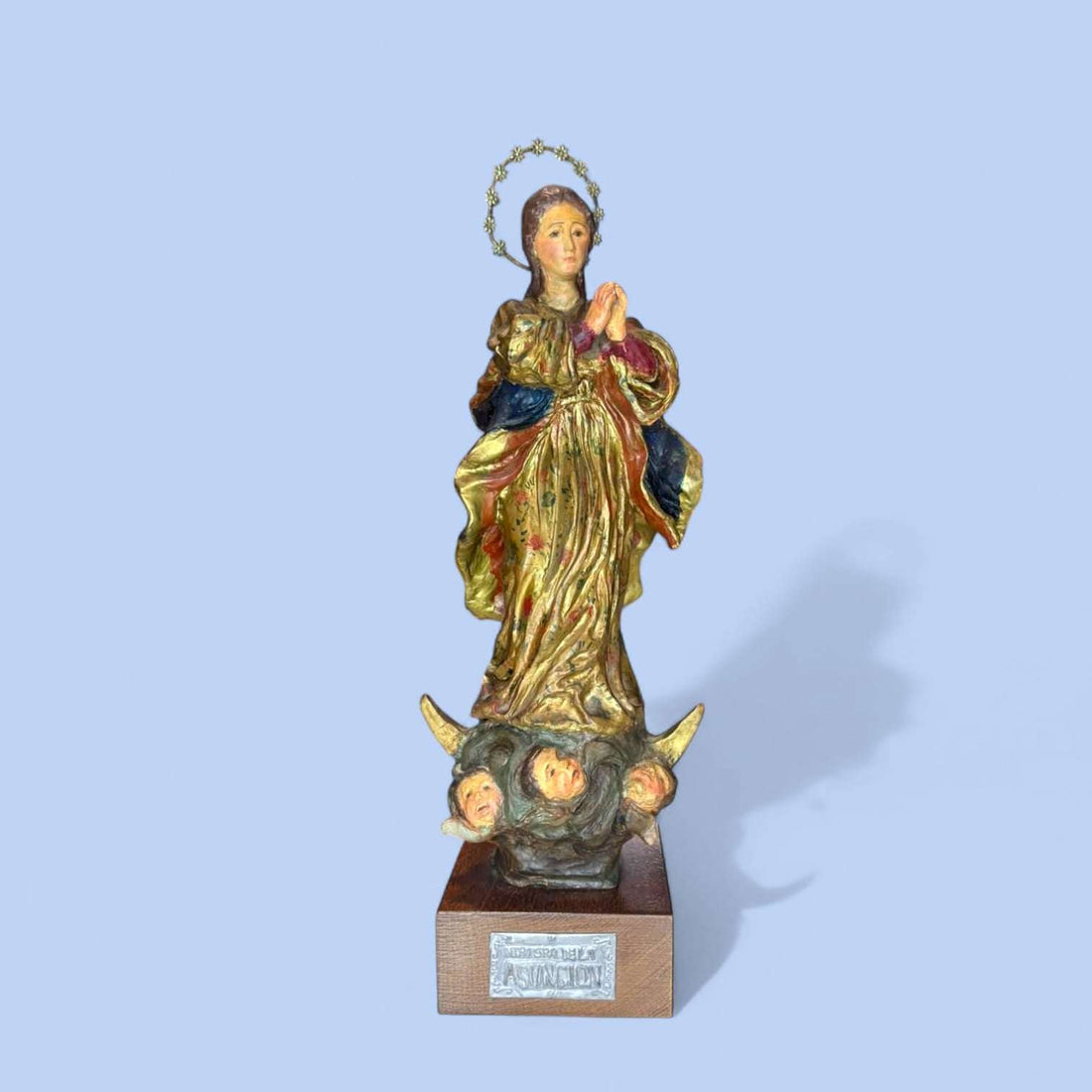 Virgen de la Asunción de terracota sobre base de madera, firmada Caballero.