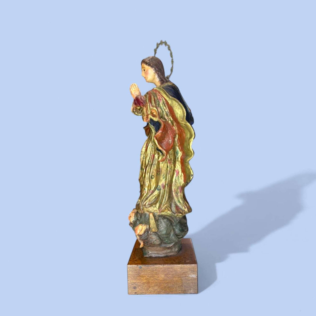 Virgen de la Asunción de terracota sobre base de madera, firmada Caballero.