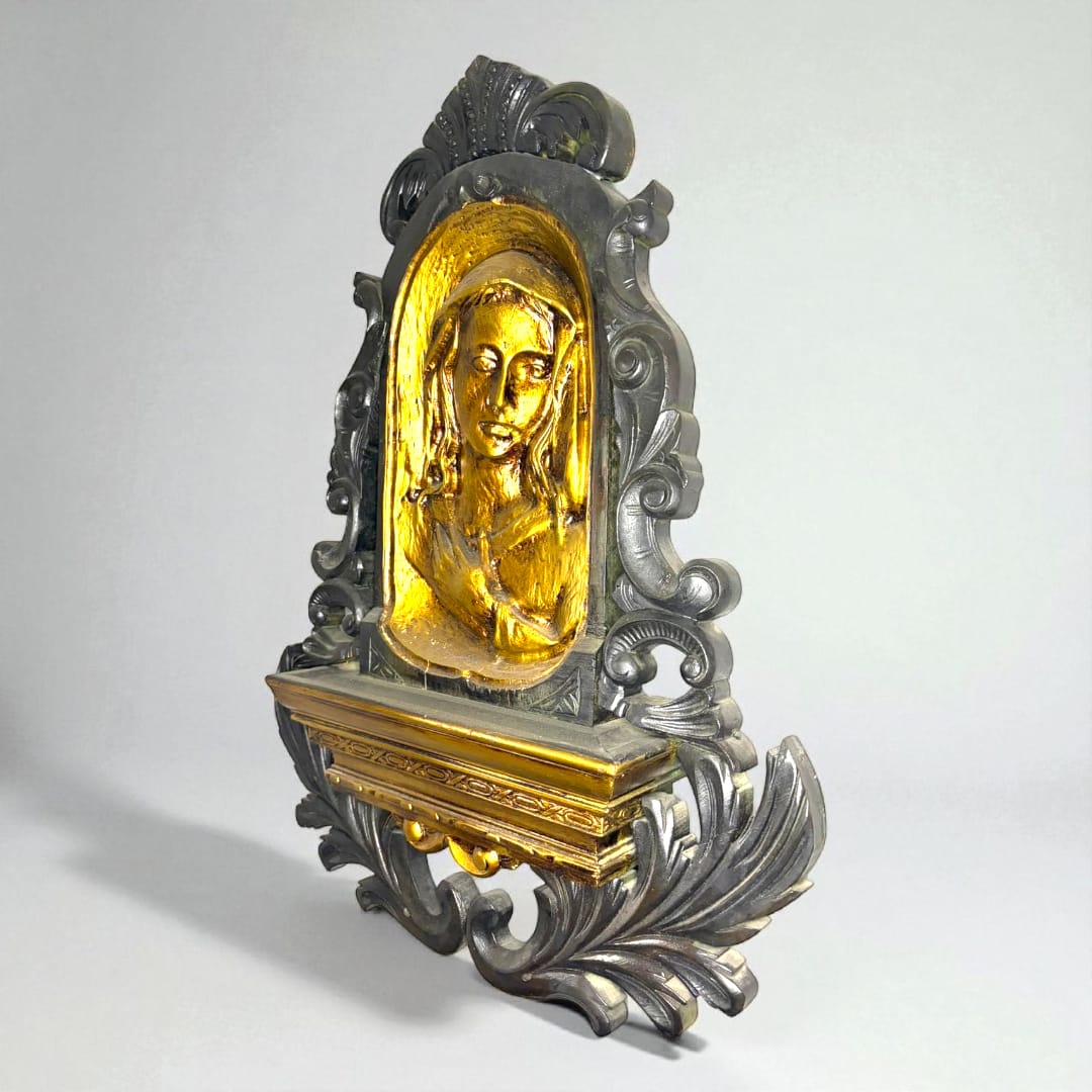 Dolorosa tallada en madera de caoba con detalles dorados.