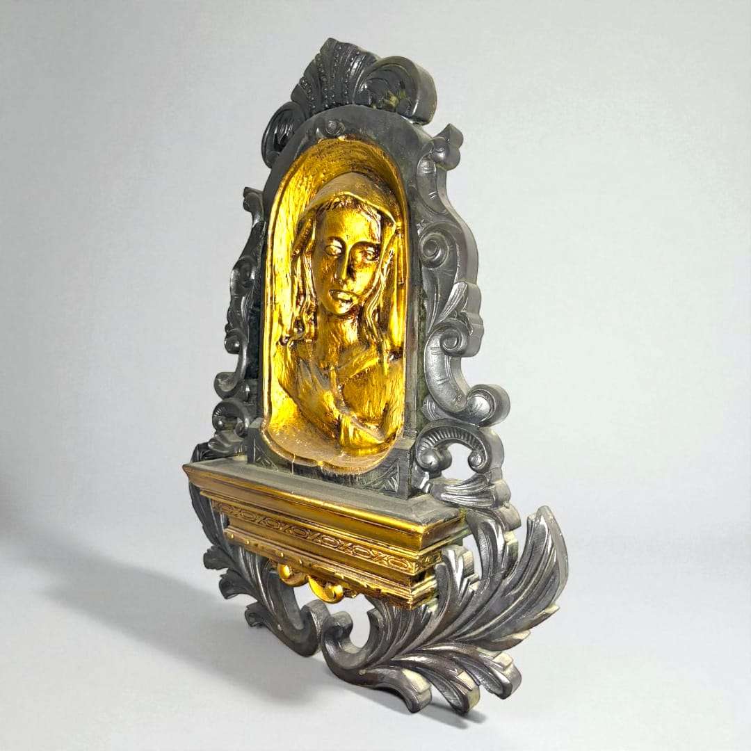 Escultura sacra de la Virgen Dolorosa tallada artesanalmente.