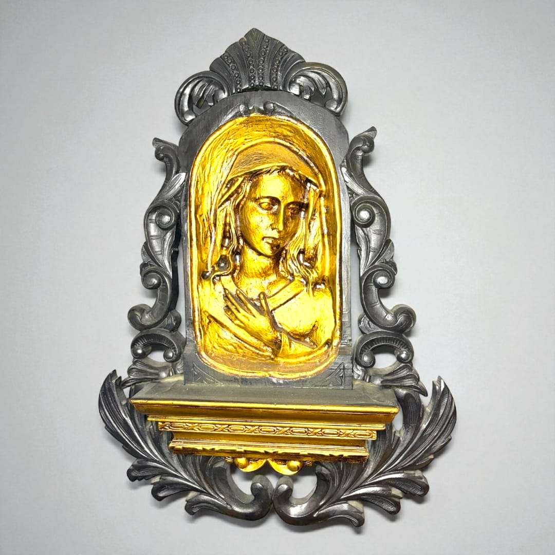 Detalle del rostro de la Dolorosa en madera dorada.