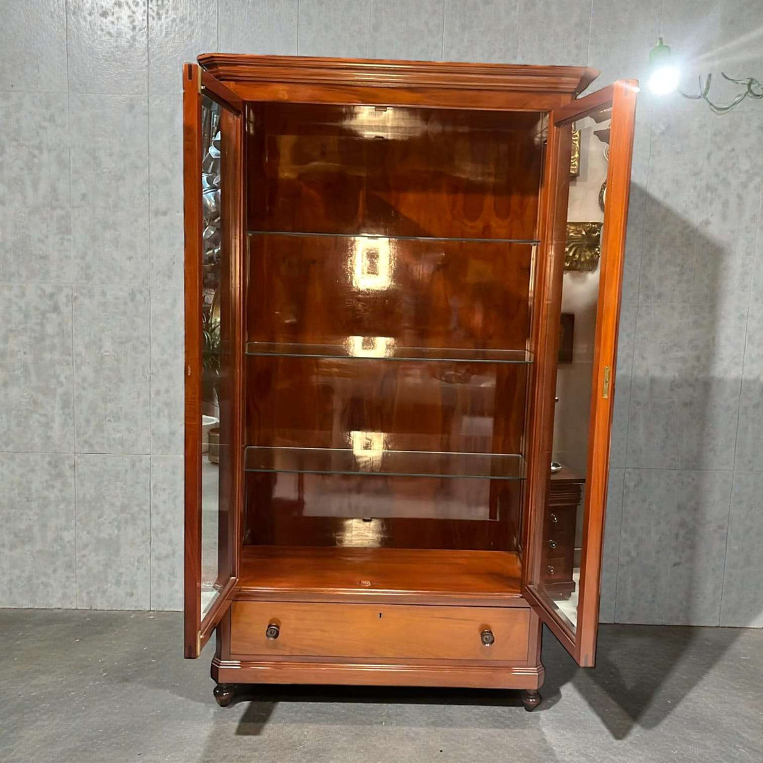 Vitrina de caoba con puertas de cristal vista frontal