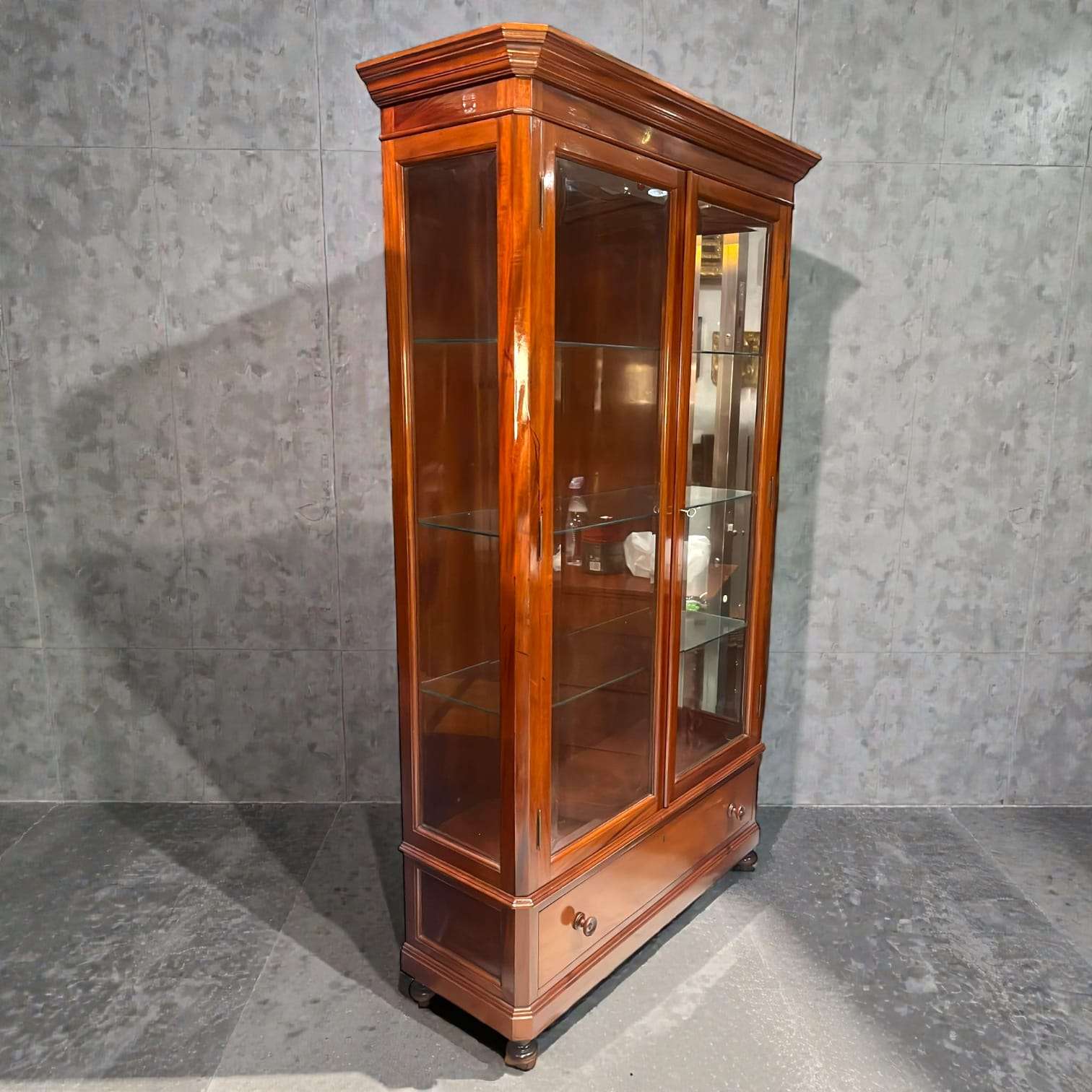 Detalle del interior de la vitrina de caoba pulida