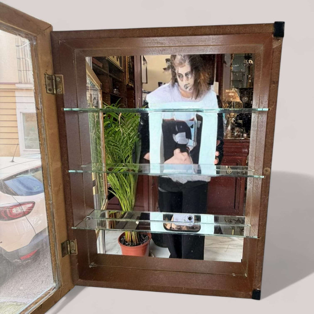 Vitrina de pared de madera y cristal antigua - Vintage con estantes de vidrio y marco de madera oscura, ideal para decoración del hogar con estilo retro.